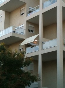 סוכך חלון משופע למרפסת סוכך משופע לחלון לבית